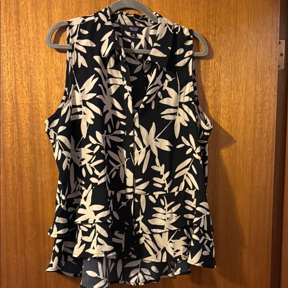 Simply Vera Vera Wang Black and White Sleeveless Blouse with Notched Collar